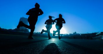 This Is How Daylight Saving Time Might Mess With Your Fitness Schedule (And How To Deal With It)